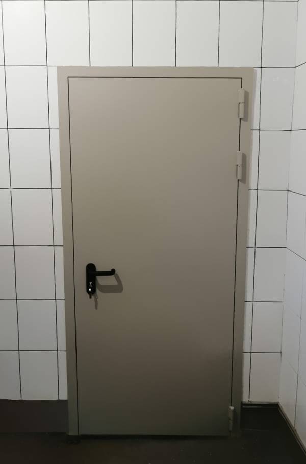 Дверь для санузла, фото снаружи (ул. Барклая)