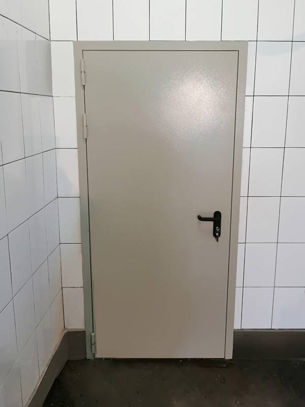 Однопольная дверь, фото внешней стороны (ул. Барклая)