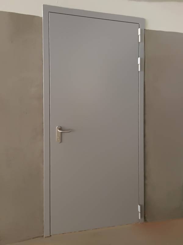 Внешняя сторона огнестойкой двери (пожарное депо)